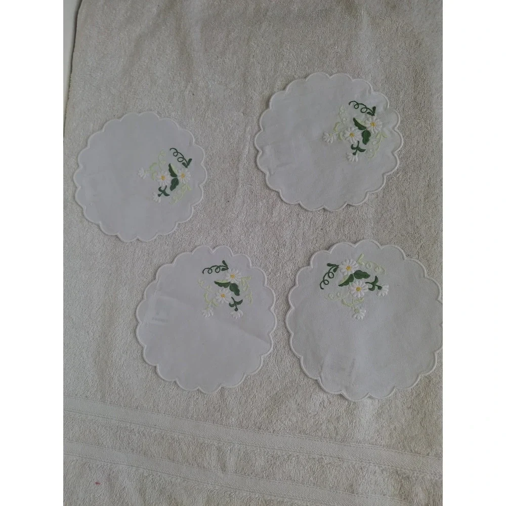 Haus Set of 4 Embroidered Daisy Cotton Coasters Scalloped Edge White 15cm
